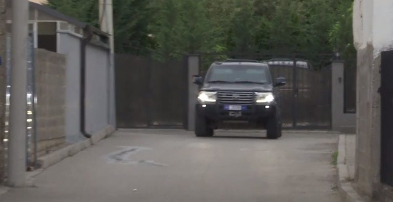 Kadri Veseli arrin në shtëpi, s’lejohet të shkojë te vendi ku po mbahet e pamja