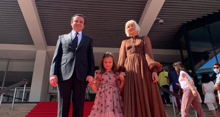 Kurti bashkë me gruan e vajzën në premierën e filmit kosovar në Kanë (FOTO)