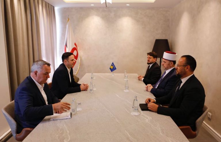 Lumir Abdixhiku takohet me Tërnaven