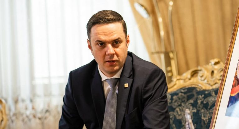 Abdixhiku thotë se Prokuroria duhet të hetojë kontratën për “taksën ngjitëse”