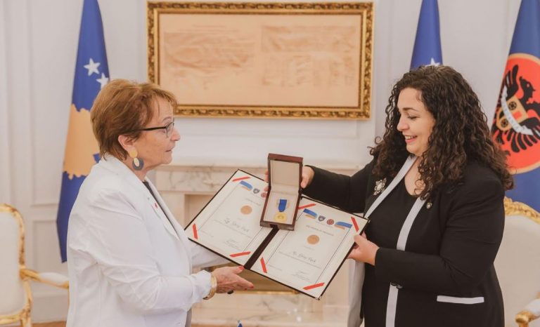 Vjosa Osmani ia dorëzon “Urdhrin e lirisë” Doris Pack