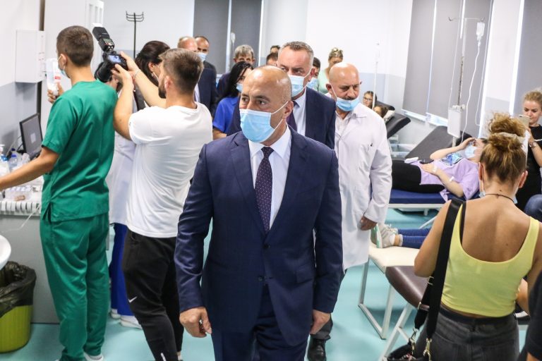 Haradinaj viziton pacientët e helmuar në Deçan