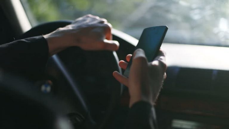 Përdorën telefonin gjatë ngasjes, 200 gjoba vetëm në 24 orët e fundit për ngasësit kosovarë