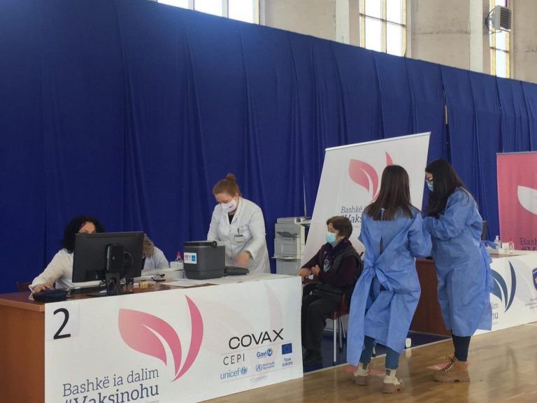 IKSHPK rekomandon vaksinim masiv të personave mbi 18 vjeç
