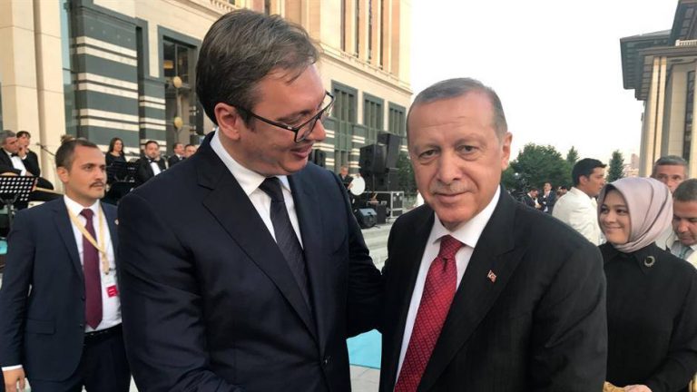 Erdogan teston marrëdhëniet Turqi-Serbi përmes Kosovës