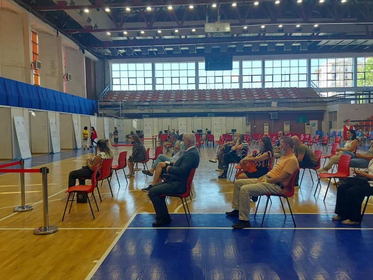 Vaksinohet Xhelal Sveçla, fton edhe të tjerët ta bëjnë këtë