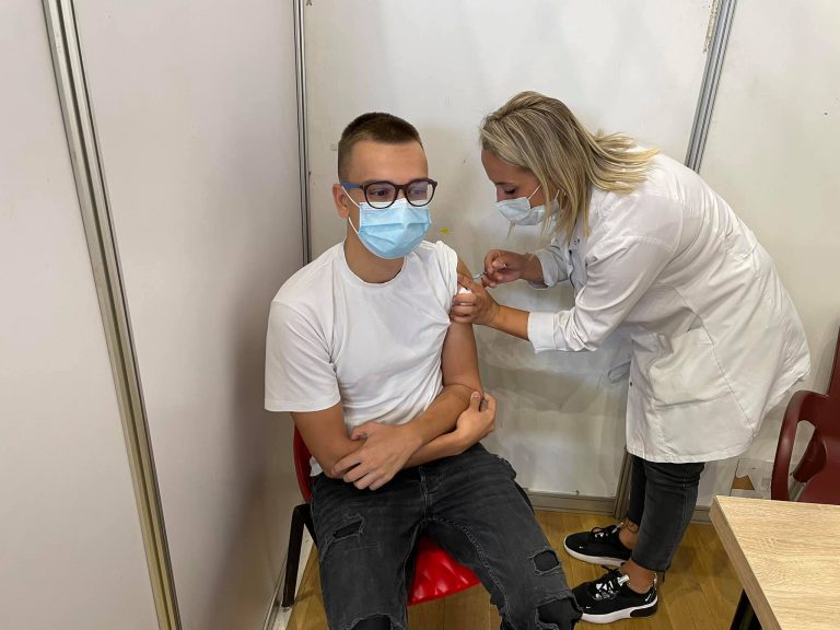 Vaksinohet 16 vjeçari i parë në Kosovë kundër COVID-19
