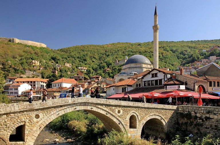 Rrahje masive në një restorant në Prizren, tetë persona të përfshirë