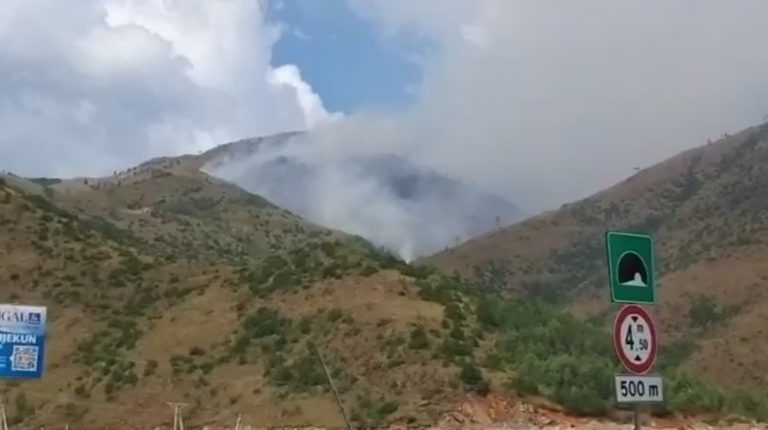 Pamje nga vatra e zjarrit në Majën e Rrunës mbi Tunelin e Kalimashit