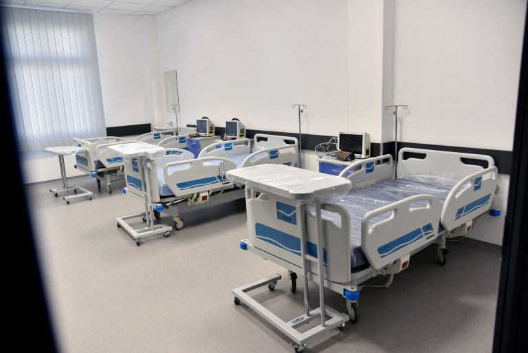 Situata e krijuar me pandeminë, SHSKUK krijon hapësira shtesë për pacientët me COVID-19