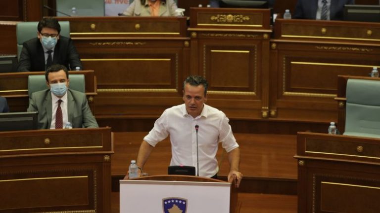 Gashi: Kryeministri në opozitë skifter, sot në pushtet është ulur si pulë