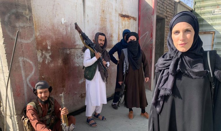 Gazetarja e CNN-it largohet së bashku me 300 afganë nga Kabuli: Nuk jam sy patrembur, frikësohesha çdo ditë