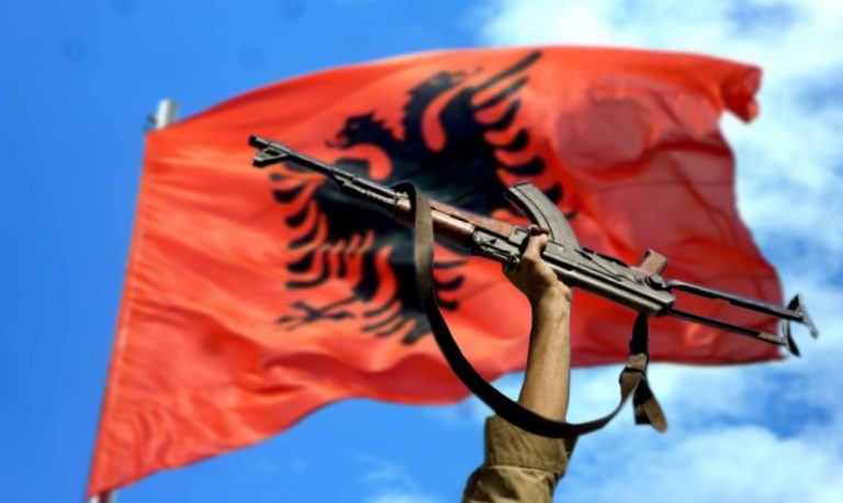 Shtiu me armë në aheng familjar, i dyshuari në arrati