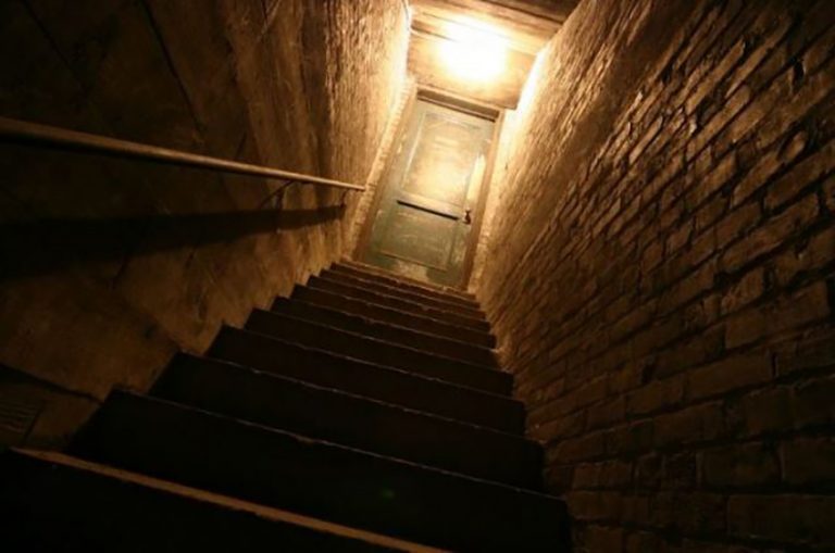 Prizren: Burri e mbyll për tre orë gruan në podrum