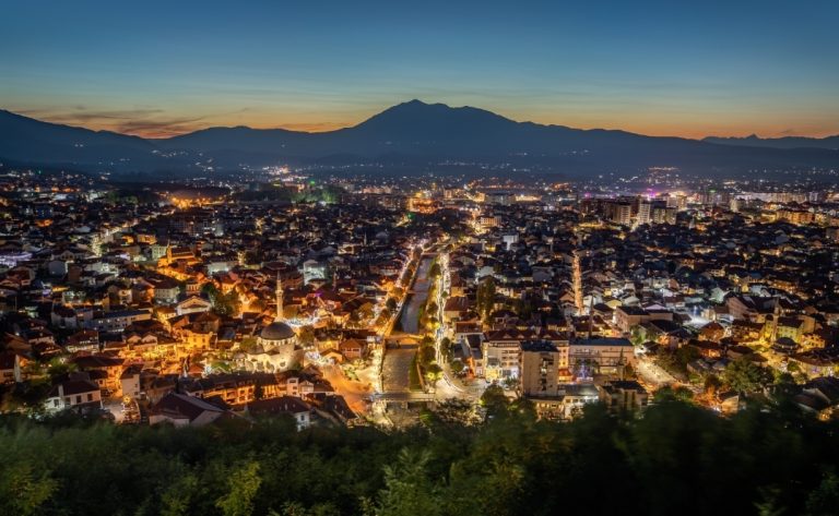 Banorët e tre lagjeve në qendër të Prizrenit, nënshkruajnë peticion kundër zhurmës në Shatërvan   