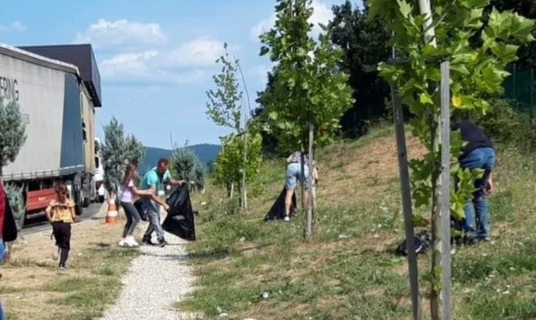 Gjest i mirë nga mërgimtarët në Merdare: Pastrojnë ambientin derisa presin në kolonë