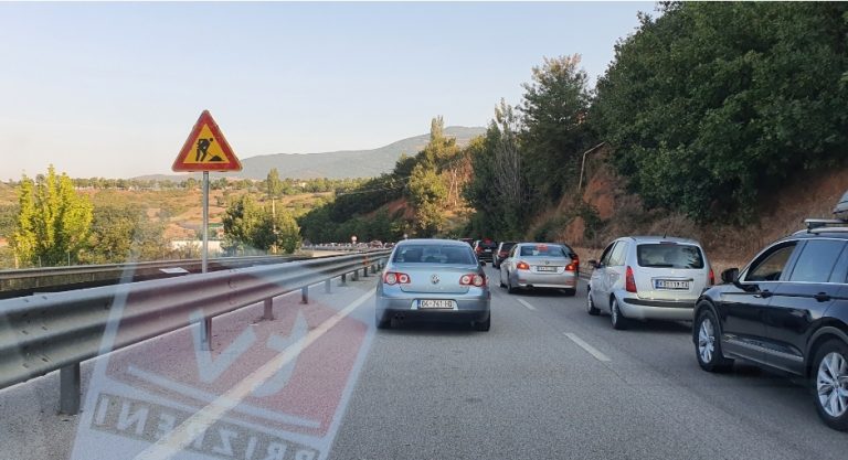 Kolona të gjata në rrugën e kombit, përshkak të punimeve tek ura e Kukësit