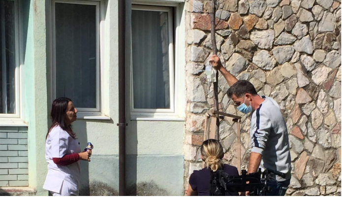 Ndodhë në Lipjan, infuzioni për pacientin vendoset në një pemë, në oborr të QKMF-së