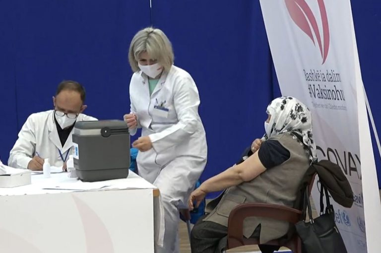Ministria e Shëndetësisë: Qytetarët mund të kombinojnë vaksinat ndaj COVID-19