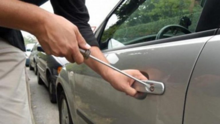 Dyshohet se vodhën një veturë, arrestohen dy të mitur në Suharekë