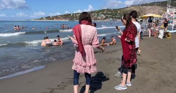 Afganët shijojnë plazhin në Shëngjin