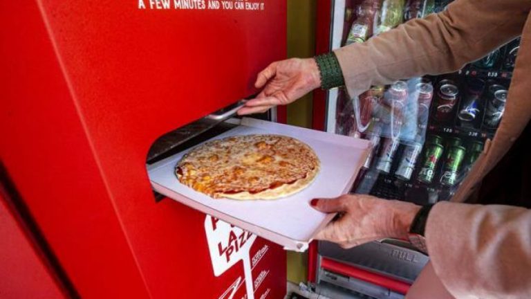 A po e cenon teknologjia një traditë dy mijëvjeçare – çfarë shije ka një picë e gatuar në makinë?