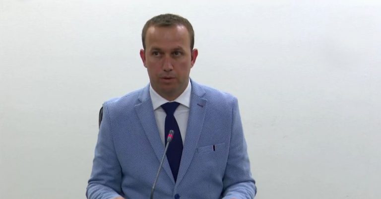 Elezi (KQZ): 160 kandidatë nga 30 subjekte s’mund të garojnë në zgjedhje lokale, shkak veprat penale