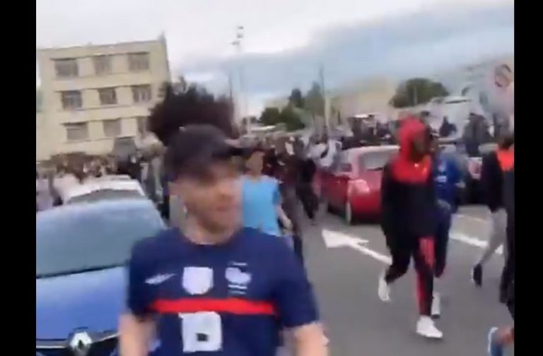 Momenti i gëzimit të fansave pasi që shohin zbritjen e Messit nga aeroplani