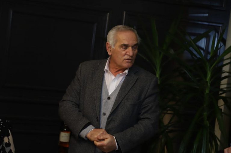 Ish deputeti, Hatim Baxhaku, kritikon ministrin, Arben Vitia