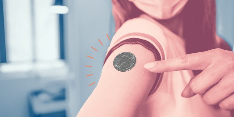 Ambasada amerikane: Vaksinimi nuk e bën magnetik trupin e njeriut