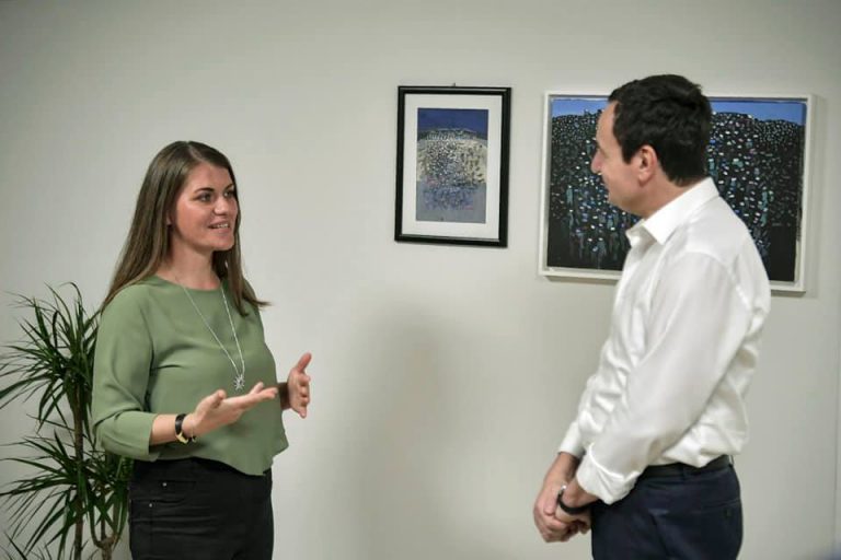 Kandidatja e LVV-së për kryetare të Dragashit, Kaltrina Salihu, pritet nga kryeministri Kurti