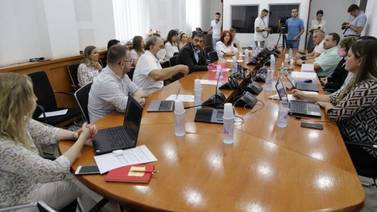 Nuk mbahet mbledhja e Komisionit për arsim në mungesë të kuorumit, dështon raportimi i anëtarëve të KShC-së