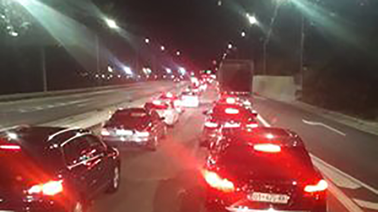 Kolona të gjata në kufirin Kosovë-Shqipëri, qytetarëve iu kërkohet test apo certifikata e vaksinimit