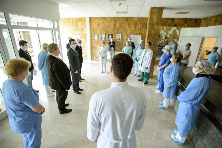 Stafi i Infektives refuzon shtesat nga Qeveria, i quan lëmoshë