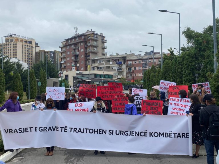 Marshimi për mbrojtjen e të drejtave të grave ndiqet edhe nga ministrja e Drejtësisë