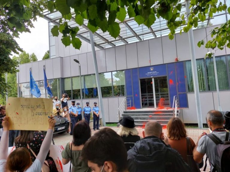 Protestuesit hedhin ngjyrë të kuqe në objektin e Qeverisë