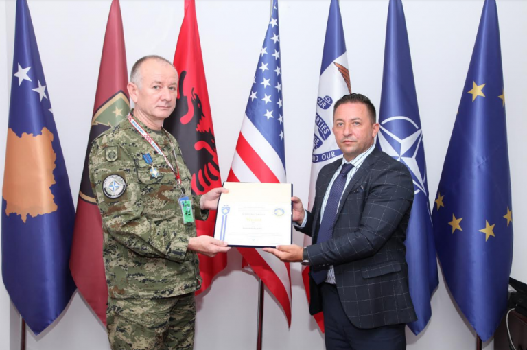 Aksidenti tragjik në Kroaci, ministri Mehaj dekoron kolonelin Rajko Periq me medaljen “Shërbim i shquar”