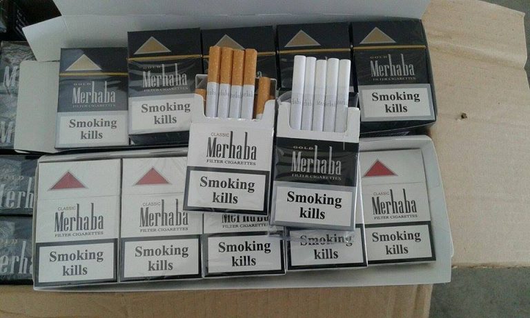 56 vjeçari kapet me 20 mijë cigare në aeroport, thotë se i ka për veten dhe gruan