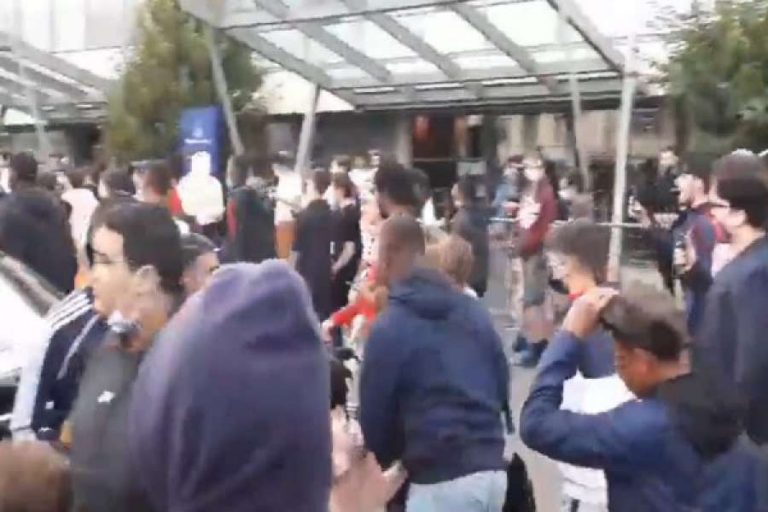 Tifozët e PSG-së bllokojnë aeroportin “Le Bourget”, presin të arrijë Leo Messi