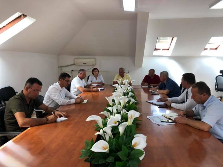 Kryetari i Suharekës i shpërblen me paga shtesë zjarrfikësit