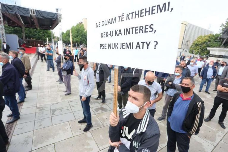 Punëtorët e shërbimit të sigurimit fizik të KEK-ut protestojnë para Qeverisë