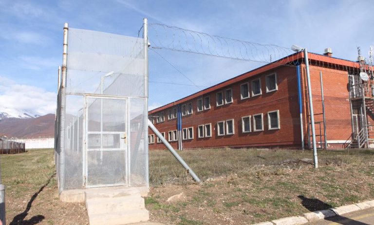 Rritja e rasteve me Covid, SHKK merr masa të reja për stafin dhe të burgosurit