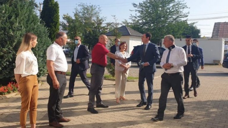 Kryeministri Kurti shkon në Suharekë pas shpërthimit të zjarreve