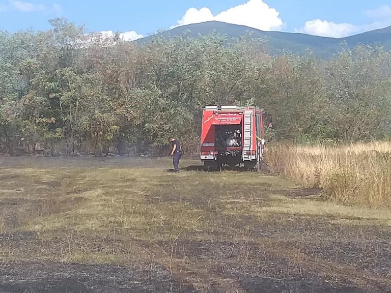 Sërish vatra zjarri në Suharekë, intervenojnë zjarrfikësit