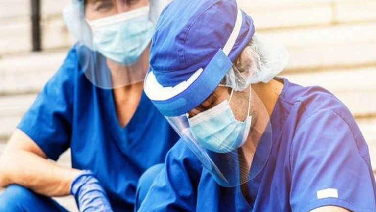 Në Francë suspendohen 3.000 punonjës shëndetësorë, nuk u vaksinuan kundër COVID-19