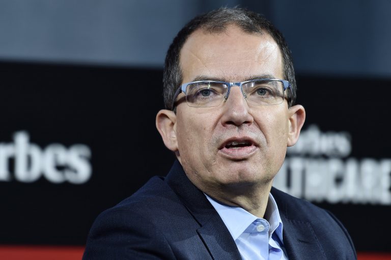 Shefi i Modernas tregon se kur mund të marrë fund pandemia