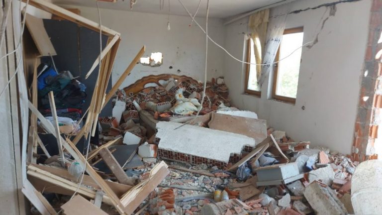 Pamje nga shtëpia pothuajse e shkatërruar pas shpërthimit të bojlerit në Polac të Skenderajt