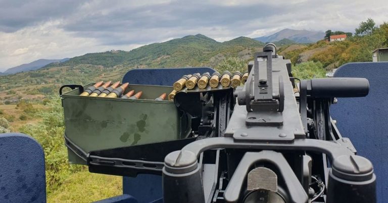 Ky është mitralozi që u vendos në autoblindat e Policisë së Kosovës gjatë ditës së sotme
