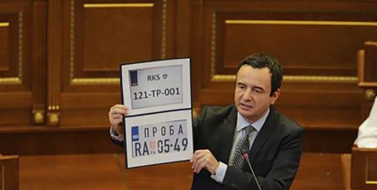 Kurti për reciprocitetin e targave: Nuk po ndodh asgjë e jashtëligjshme, po zbatohet një marrëveshje për të cilën është pajtuar edhe Serbia