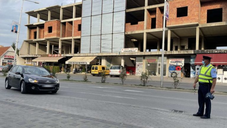 Përdorimi i telefonit gjatë ngasjes – policia në Prizren për një ditë shqipton 138 gjoba